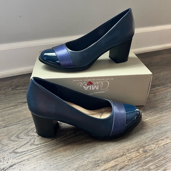 Mia Amore Navy Ivaa Slip-on Soft Toe Block Heel Memory Foam Pumps 8.5 NEW - Picture 1 of 13